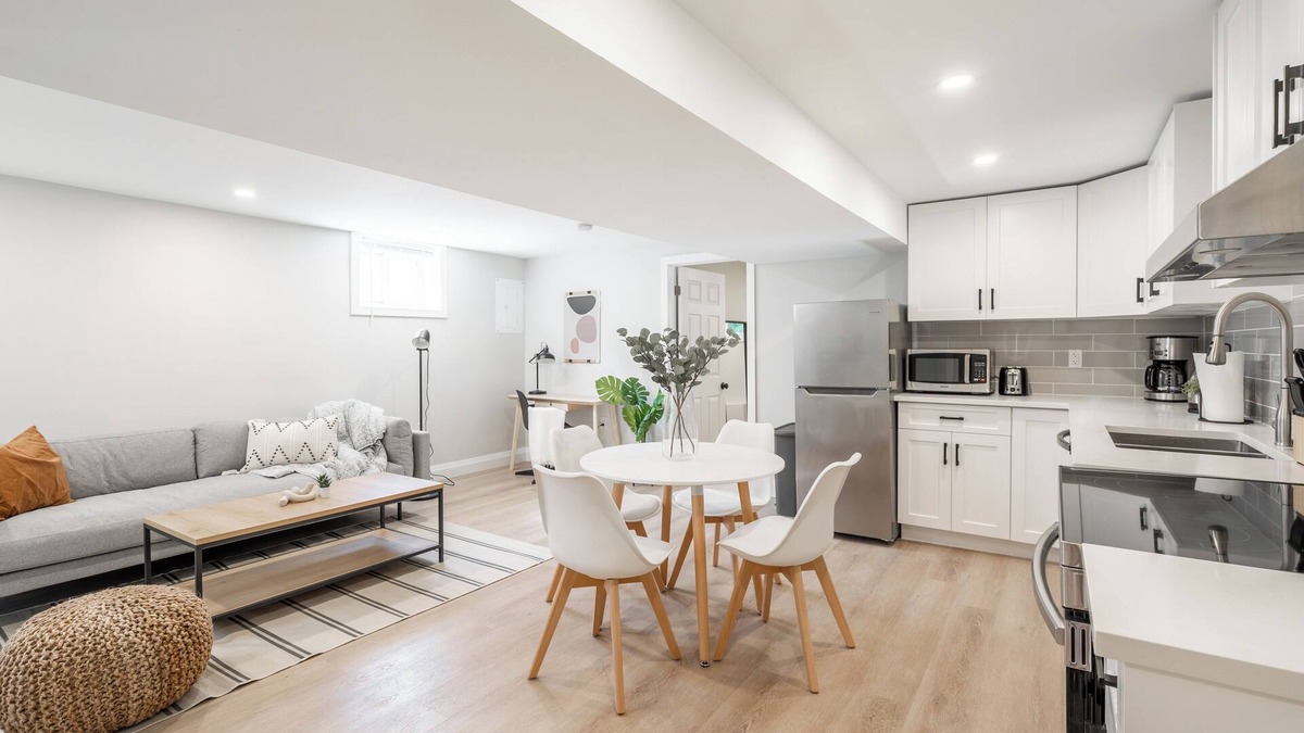 Hamilton House | 2Bed Sun Kissed Mountain Suite w/Private Patio. 10 mins to waterfalls & downtown