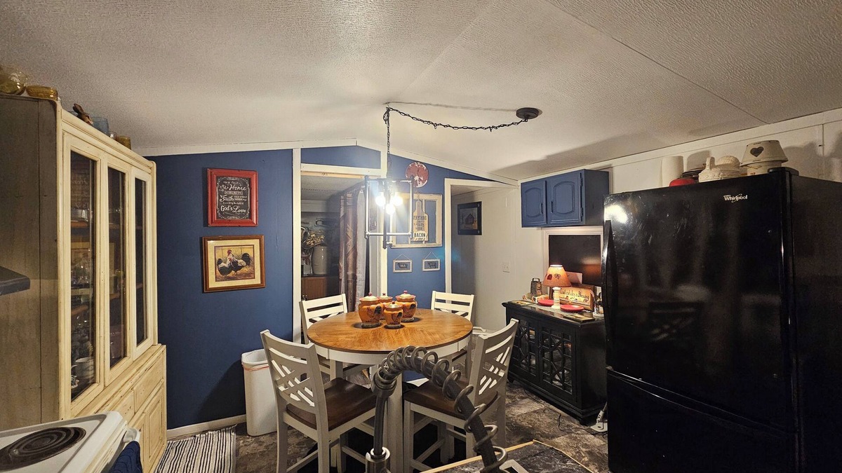 Summit House | 2bedroom mobile home in peaceful Ironton with AC has front door back door camera