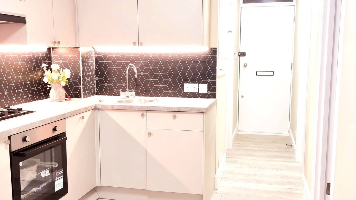 West Hill Apartment | 2bedroom private apartment within 5mins Earlsfield Train - 2 stops to Victoria