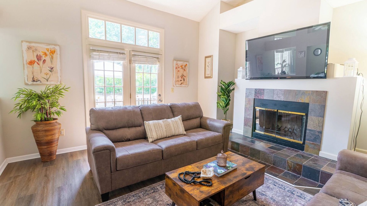 Cary House | 2Bedrooms, Jacuzzi, Crib, Grill ,kids essetials, walk to stores