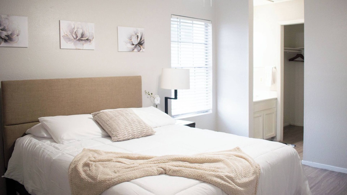 Heritage Hills Apartment | 2BR 1BA 10mins Downtown UT Domain and Samsung Pool- Walkin Public Transportation