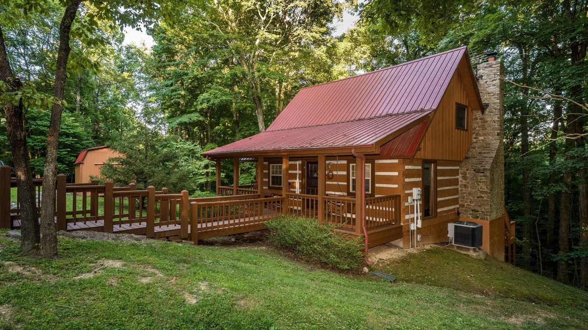 Helmsburg Cabin | 2BR, 2 BA Log Cabin
