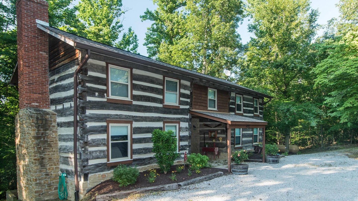 Gnaw Bone Cabin | 2BR, 2 BA log cabin