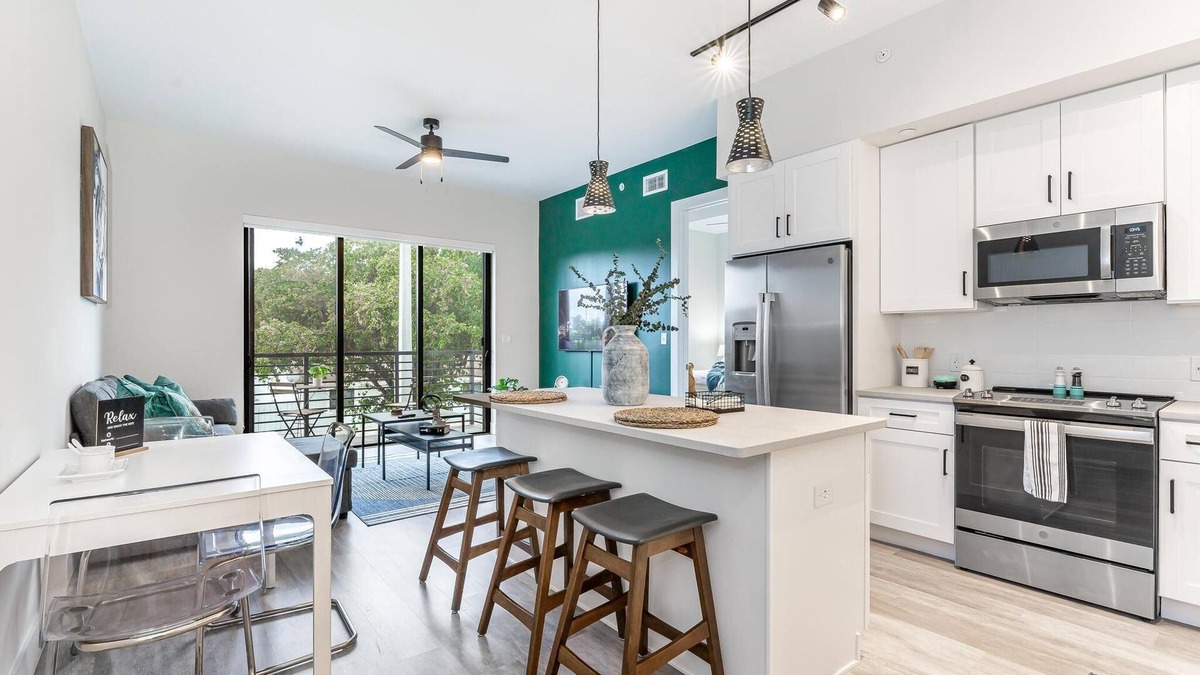 West Palm Beach Apartment | 2br 2 bath 5 mins from airport, Beach, convention center