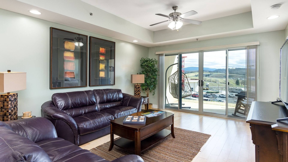 Bluff City Condo | 2BR / 2BA Condo in Bristol, TN / Walk to BMS / 15 min. to Casino!