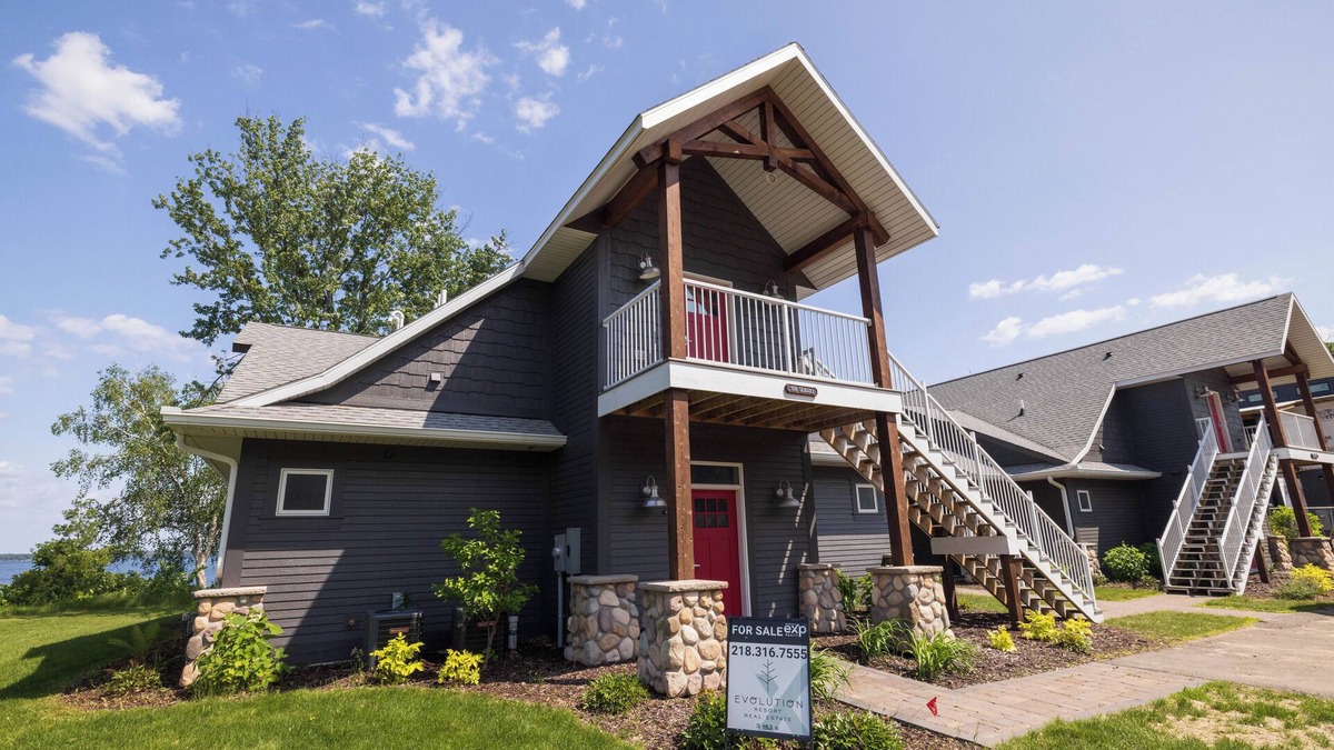 Nisswa Condo | 2BR/2BA Lakeside w/Fireplace - Beach is Right Outside Your Door