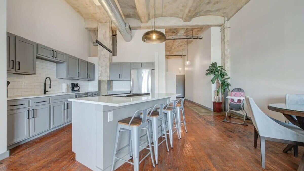 Crossroads Arts District Apartment | 2BR/2BA Spacious Historic Loft With Gym