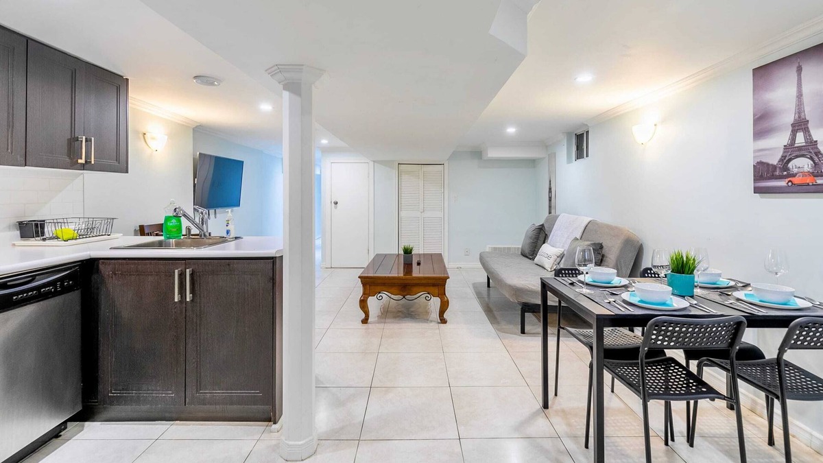Little Italy Apartment | 2BR Apt - Close to Trinity Bellwoods Park!