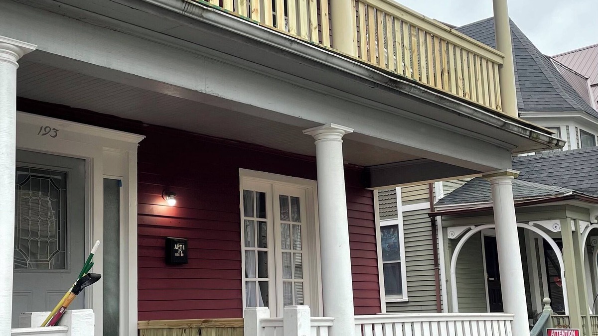 South Wedge Apartment | 2BR Apt near Downtown and in the Park Avenue area with W/D Parking and Porches
