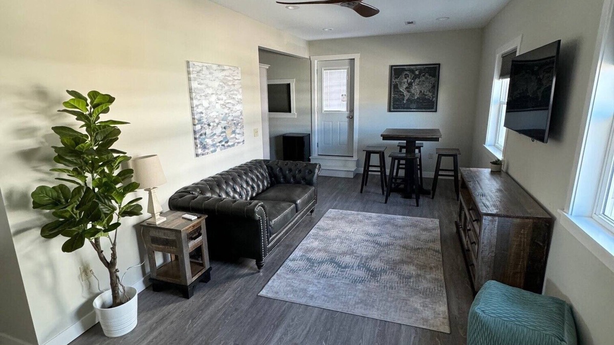 Milwaukee Apartment | 2BR apt w/laundry + parking