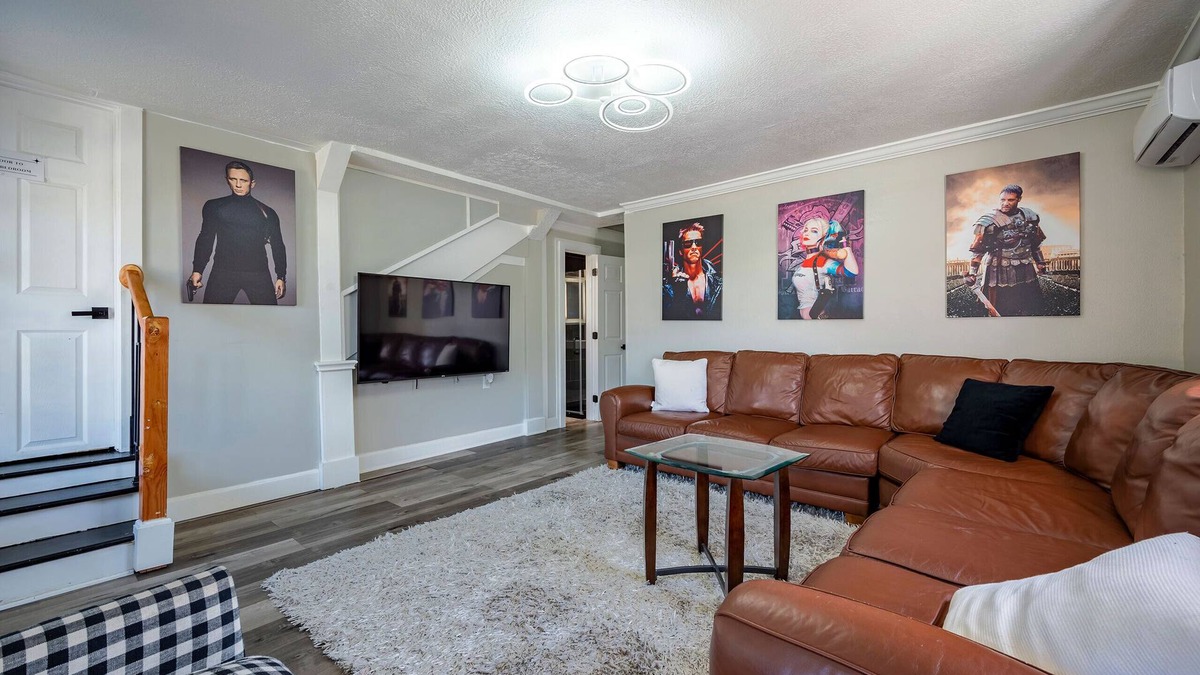 South Central Houston House | 2BR Big House near downtown w/free Parking/EV Charger-Holiday Ready