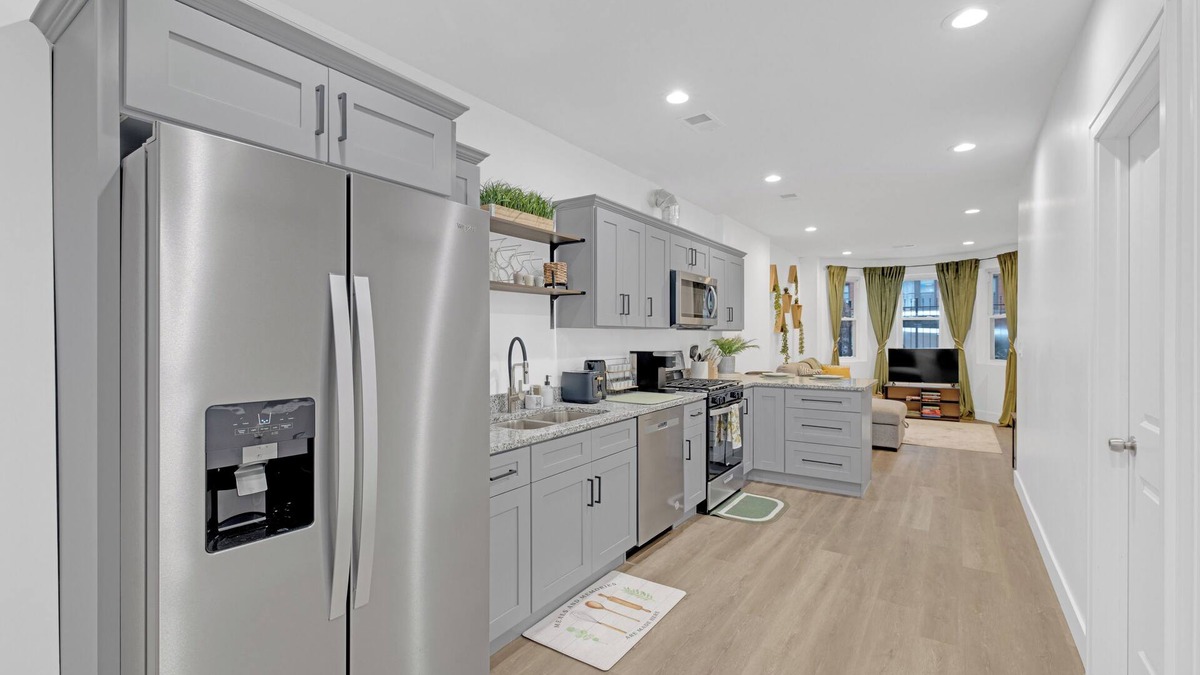 Oakland Apartment | 2BR Brownstone 7-minutes to Event Centers, Downtown, & Beach