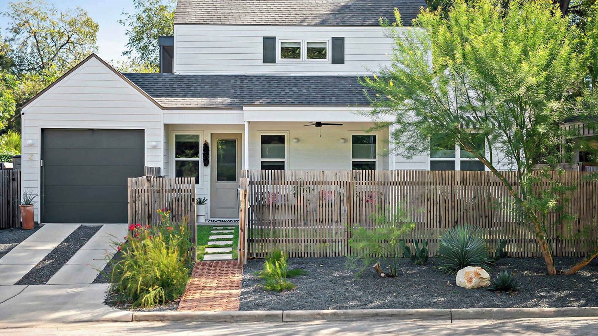 Holly House | 2BR Bungalow Near Lady Bird Lake | Rainey Street