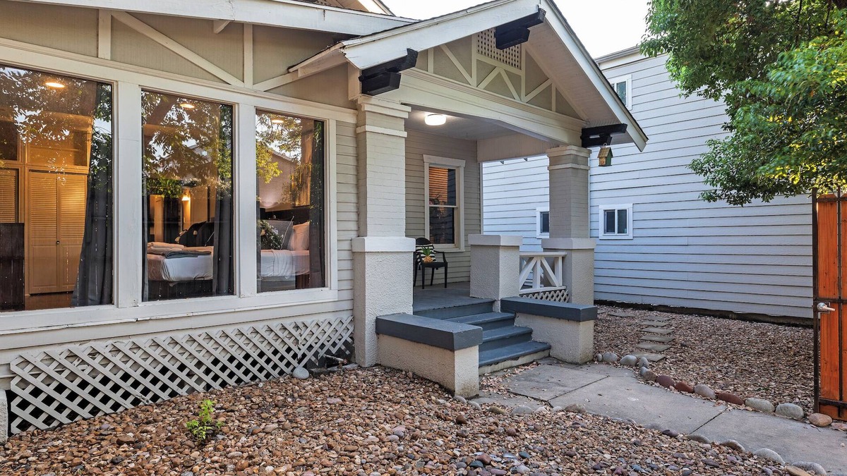 Neartown House | 2BR City Serenity! A Cozy Montrose Private Home