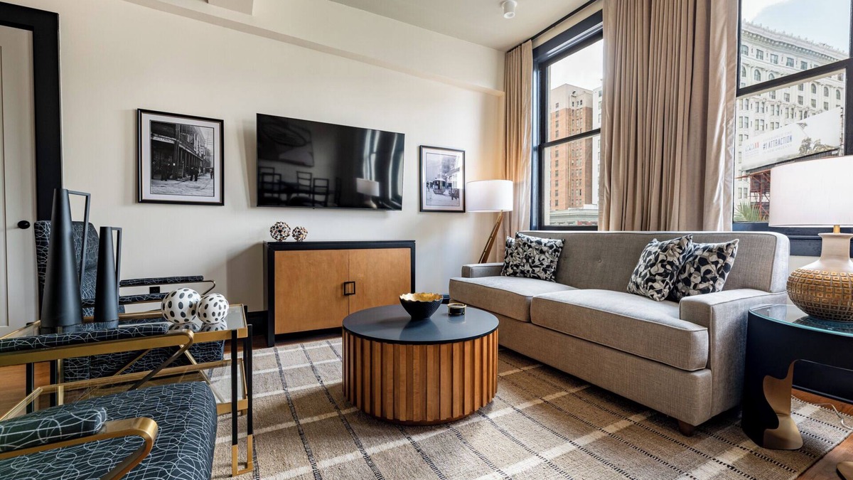 French Quarter Hotel | 2BR Cityscape 2 Blocks from Bourbon St | The Mayfair