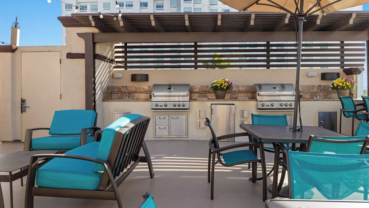 Anaheim Resort Resort | 2BR Comfy Suite Steps Away From Disneyland w/Resort Pool & WiFi