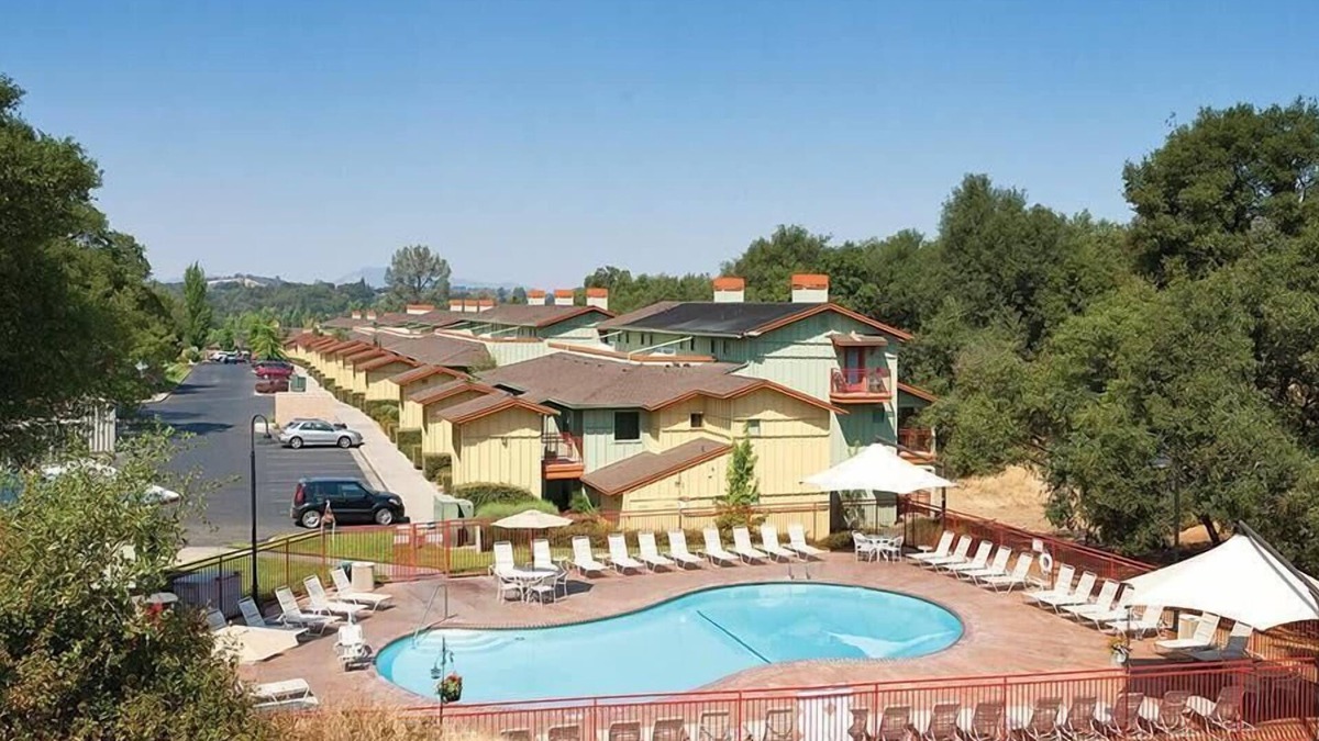 Angels Camp Condo | 2br Condo Family Fun Pool Side w/Golf!