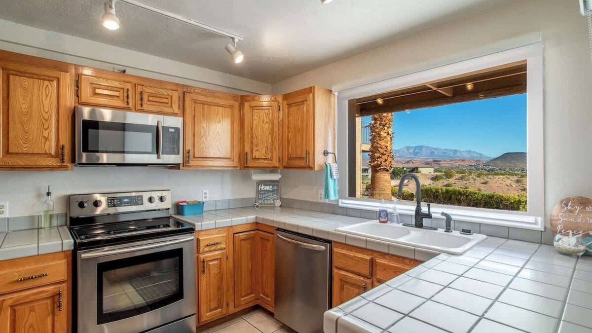St. George Condo | 2BR Condo w/Hot Tub & Views in Resort Community