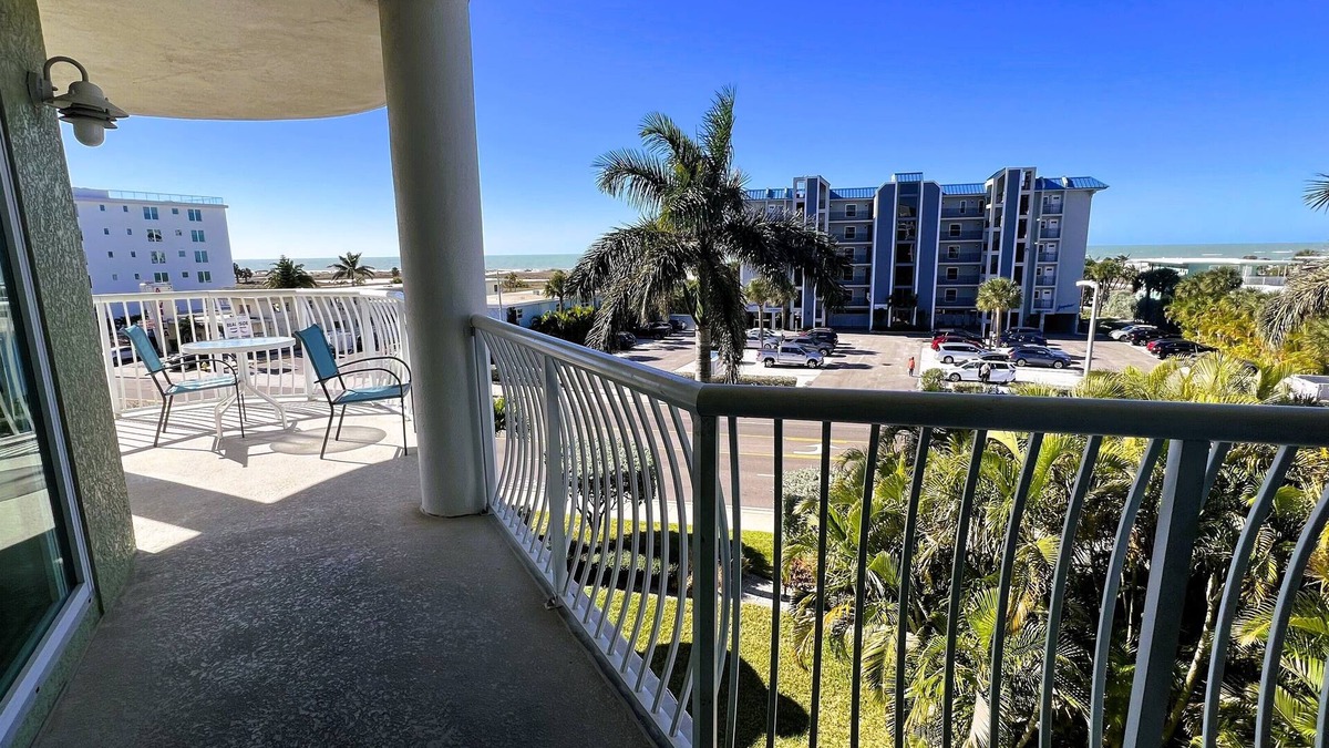 Treasure Island Condo | 🏝2br Condo with Large End-Unit Balcony & Ocean View in Treasure Island