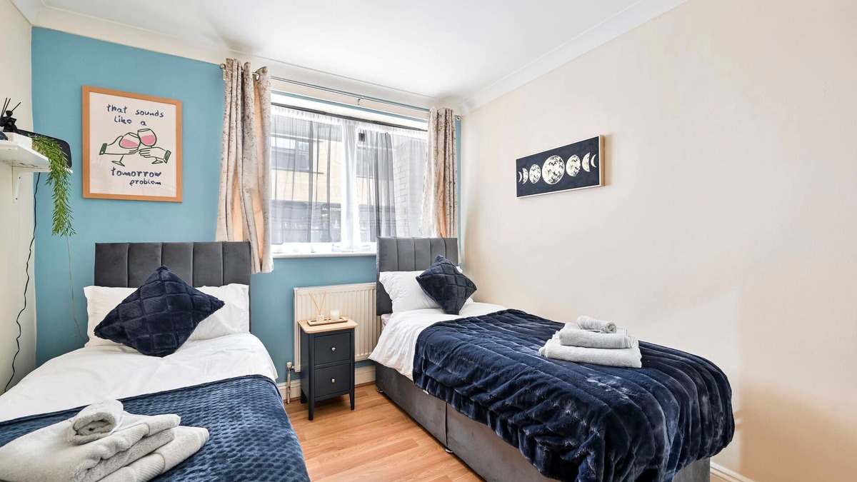 Forest Gate Apartment | 2BR Contractor Stay | WiFi, Parking | 15% Monthly