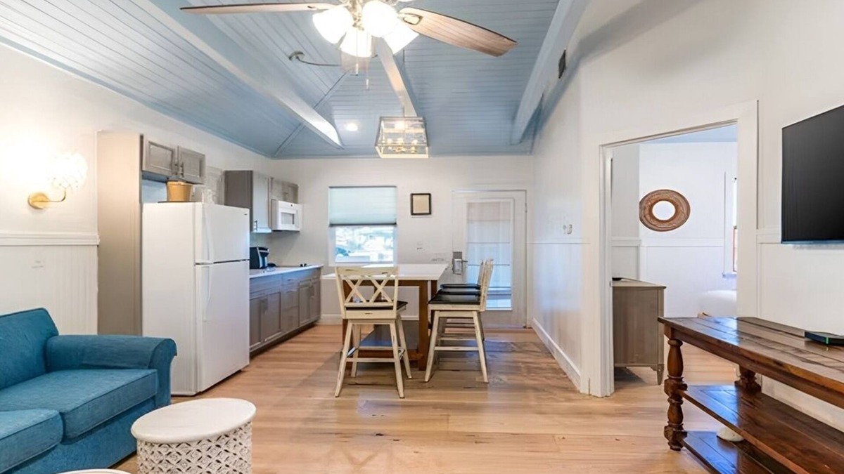 Captiva Hotel | 2BR Cottage | Porch | Outdoor Pools | Free Parking | Onsite Dining | Near Beach