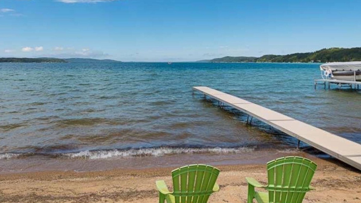 Beulah Cabin | 2BR Cozy Cabin Crystal Lake private beach 15 to min Crystal Mtn. EZ ice fishing