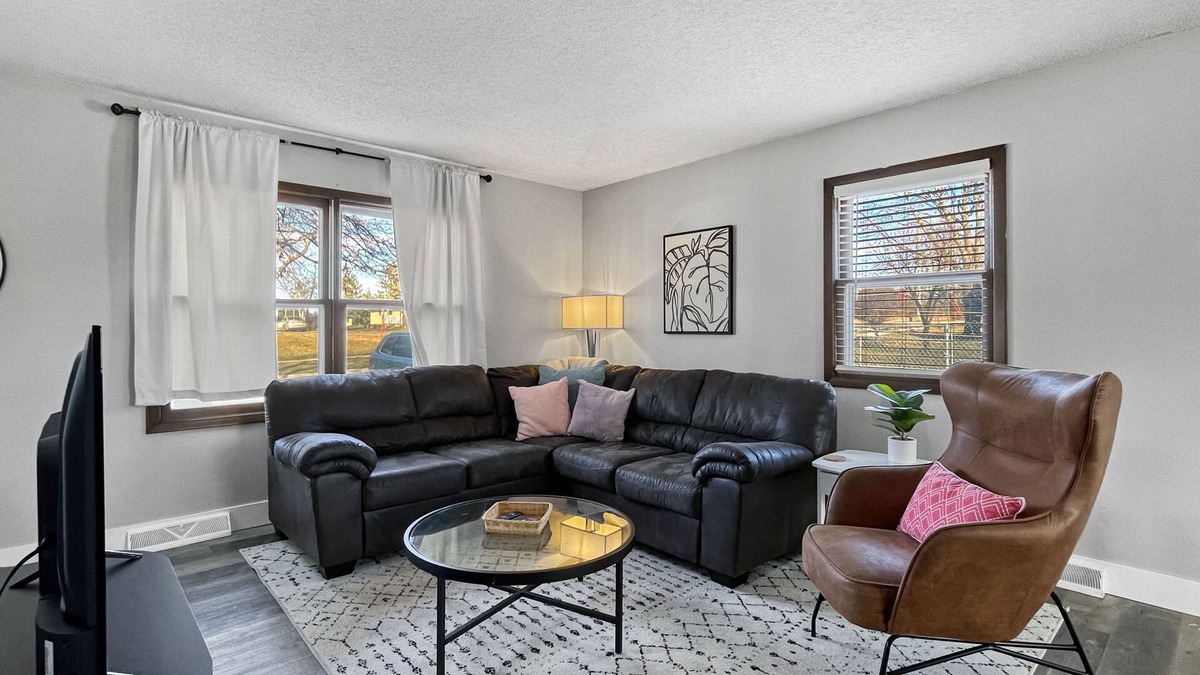 Berwick House | 2BR Cozy Townhouse WDM/Clive!