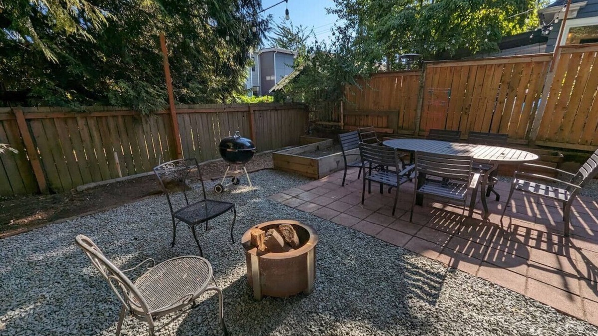 Phinney Ridge House | 2BR Craftsmen Greenlake Home + Backyard + Firepit