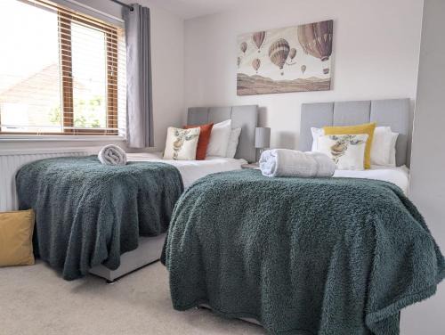 Rossington House | 2BR-Dean House-Kitchen-Dog Friendly-Parking-Fast WiFi
