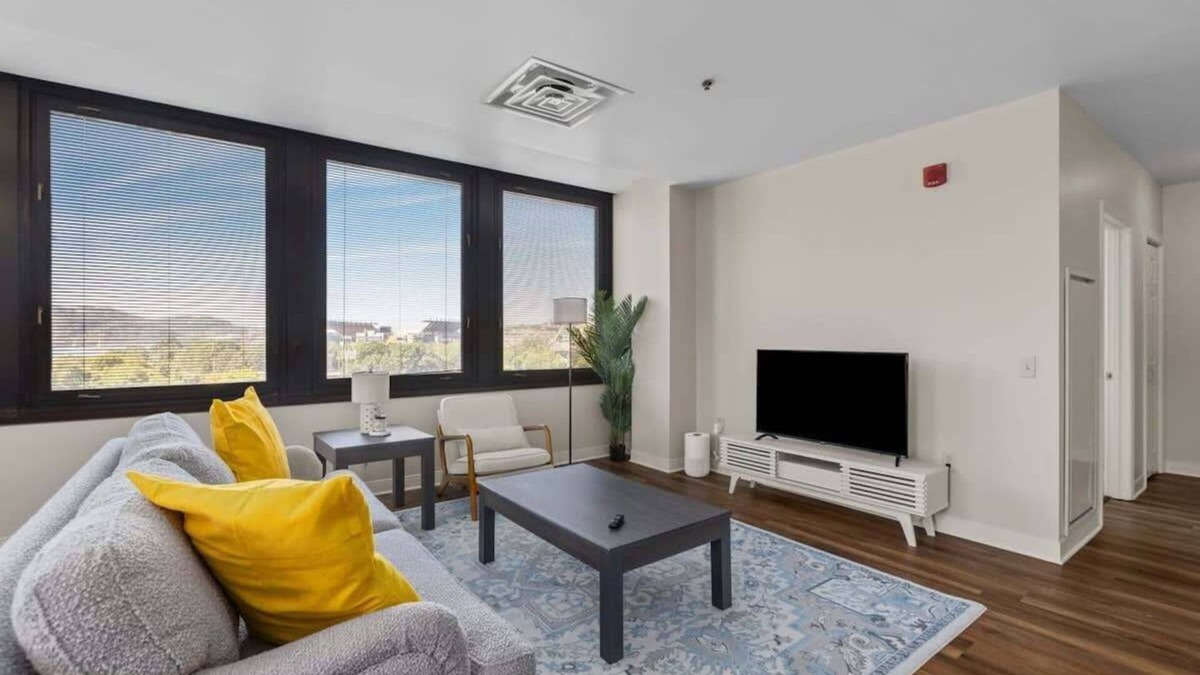 Downtown Pittsburgh Apartment | 2BR Downtown Apartment with Gym & Deck