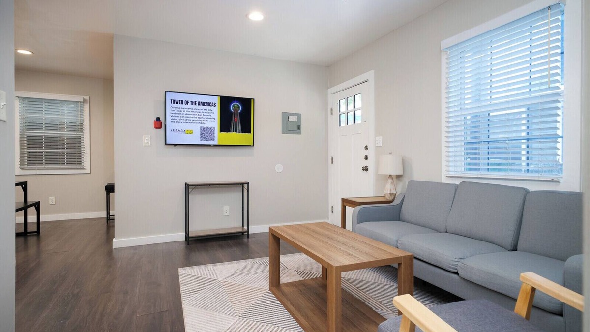 Southtown Condo | 2BR Downtown Flat Insurance & Relocation Housing Fast Wi-Fi 30+ Nights