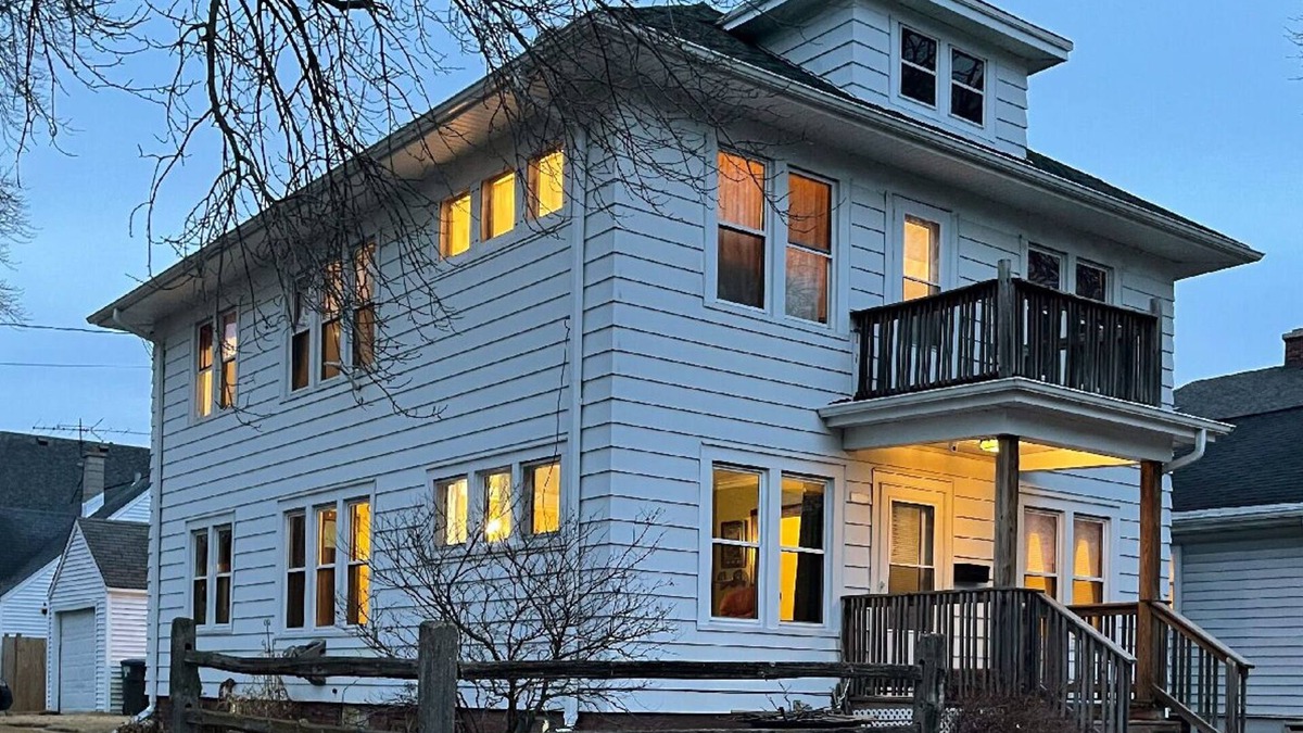 Sheboygan Apartment | 2BR Duplex Lower Overlooking Kiwanis Park