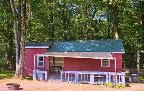 Russell House | 2BR Eagles Nest Cottage