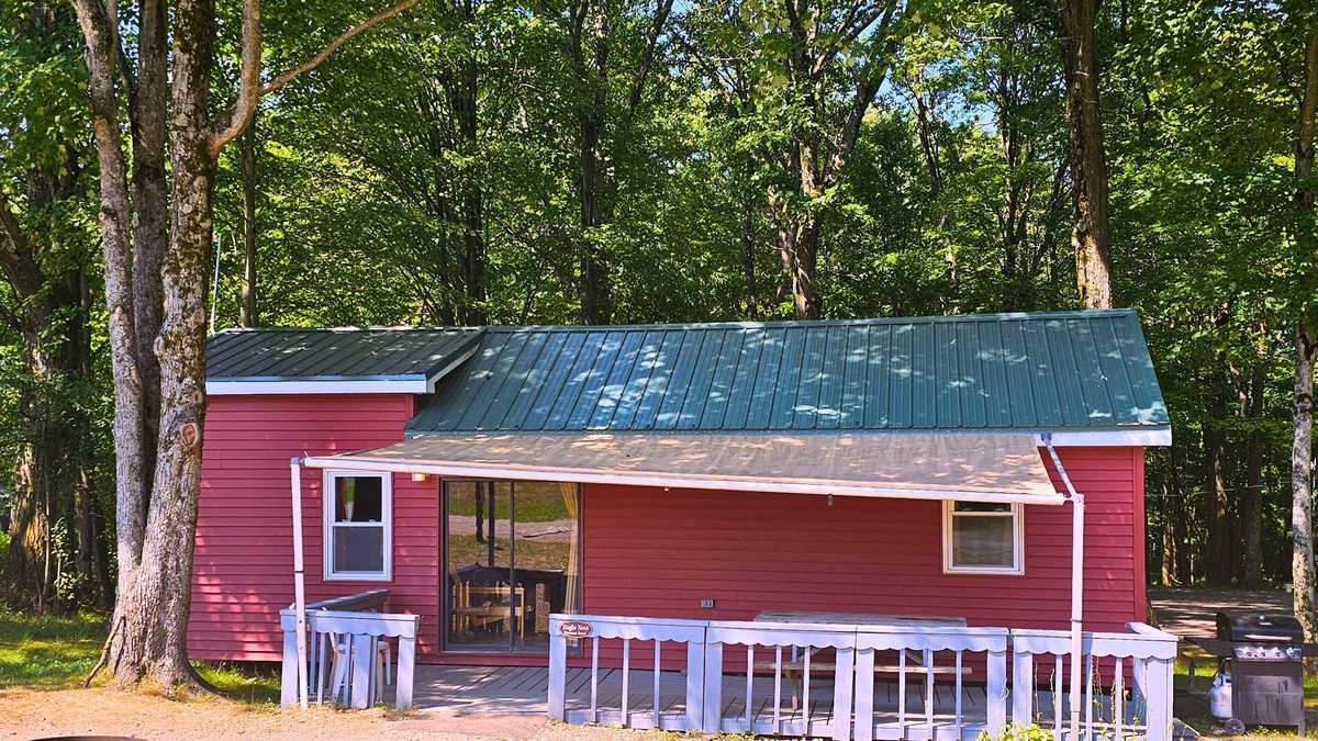 Russell Cabin | 2BR Eagles Nest Cottage