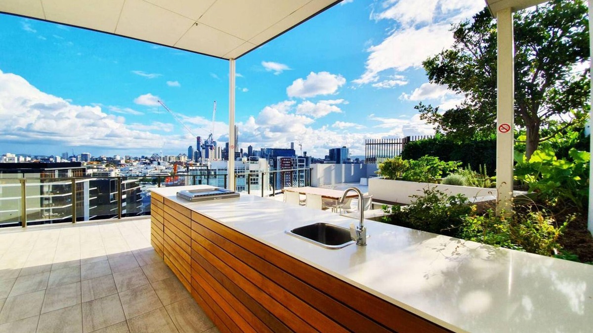 Newstead Apartment | 2BR Food Drink Hub Pool 2 Cars Gym Rooftop