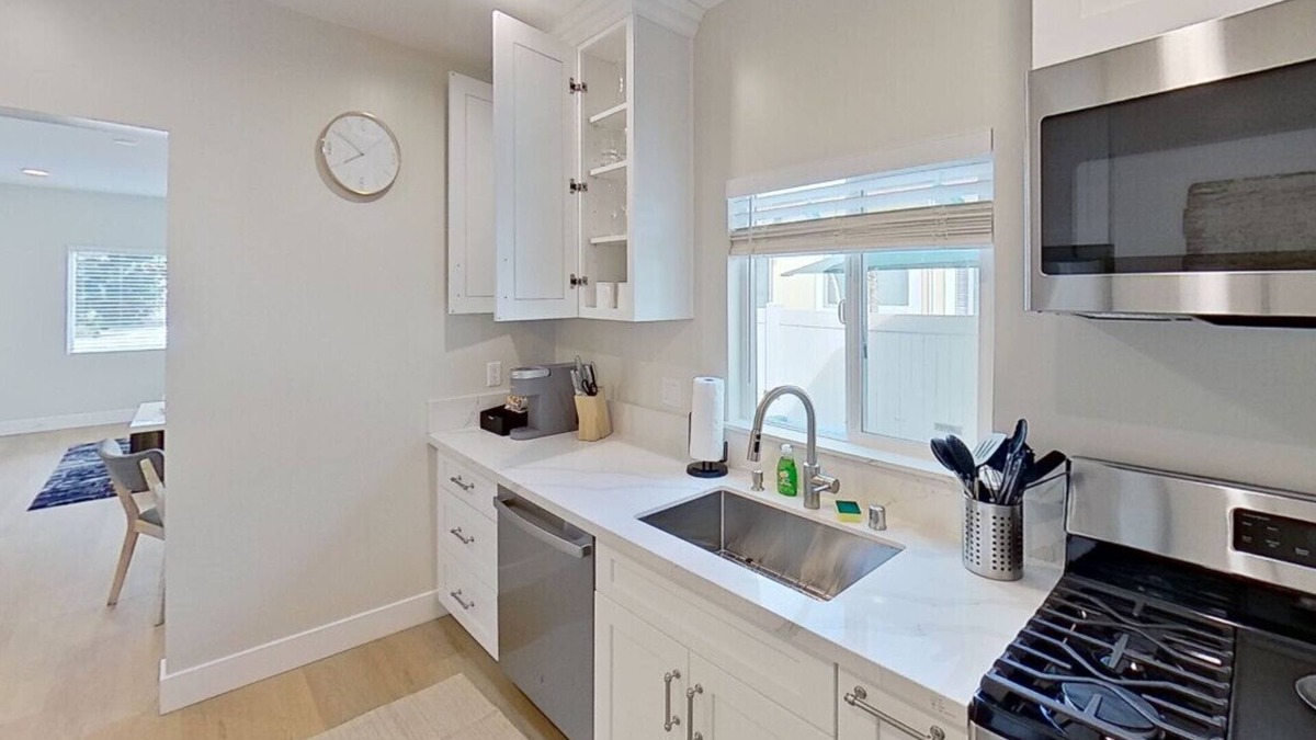 Glendale House | 2BR GLENDALE HOUSE: FULLY REMODELED in 2024 w/PRIVATE FENCED PATIO & PARKING p4