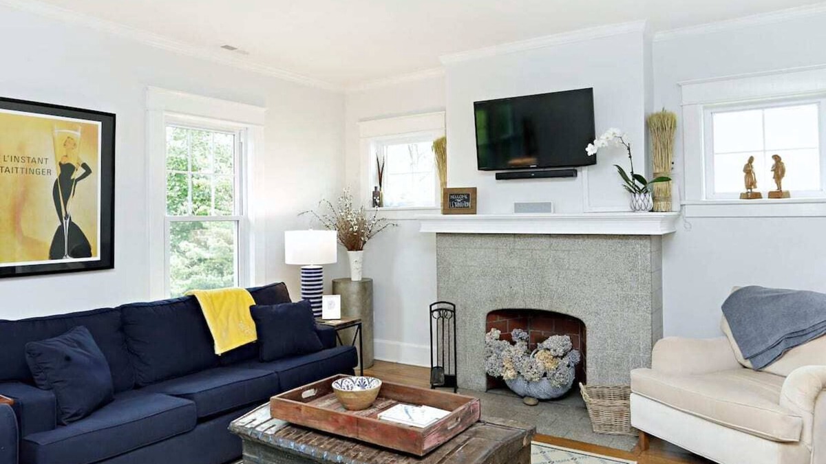 Lexington Condo | 2br/Heart of Chevy Chase Historical District