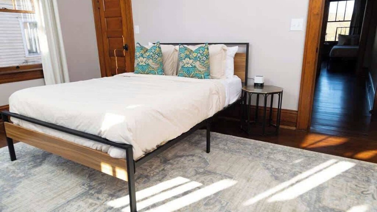 Roanoke Condo | 2BR Historic Apt - Safe|Walkable|Food|Greenway