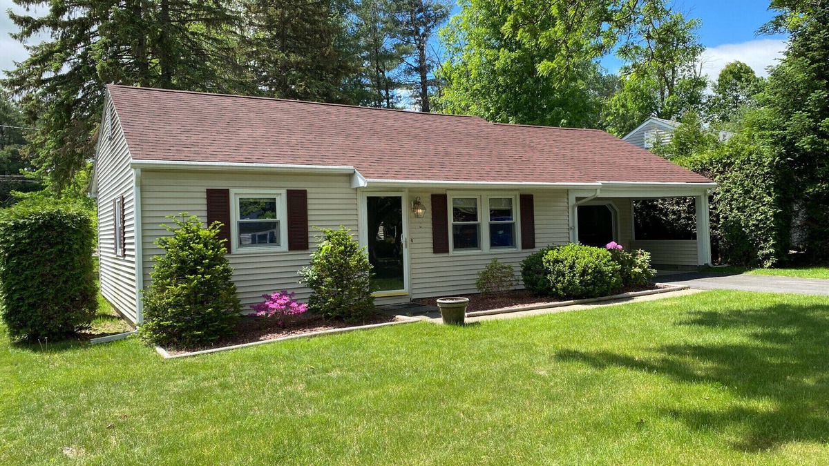 Plattsburgh House | 2BR house in a quiet neighborhood