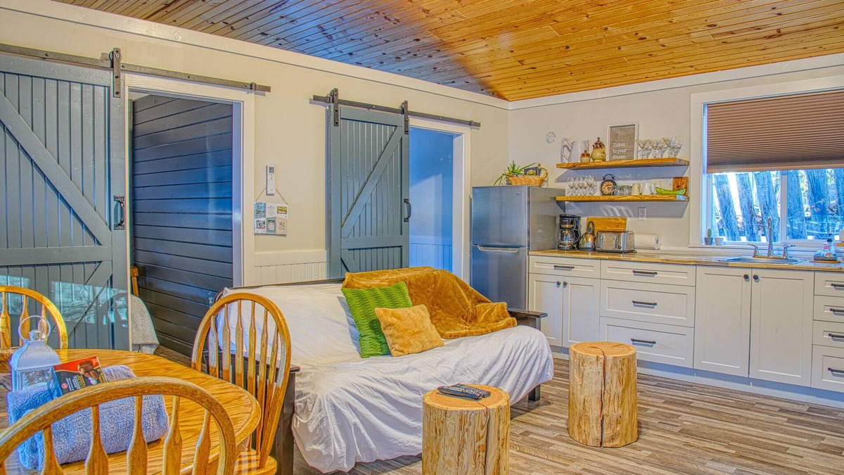 Christina Lake Hotel | 2BR Ideal for Families or Couples Traveling Together - Private Veranda - Beaches
