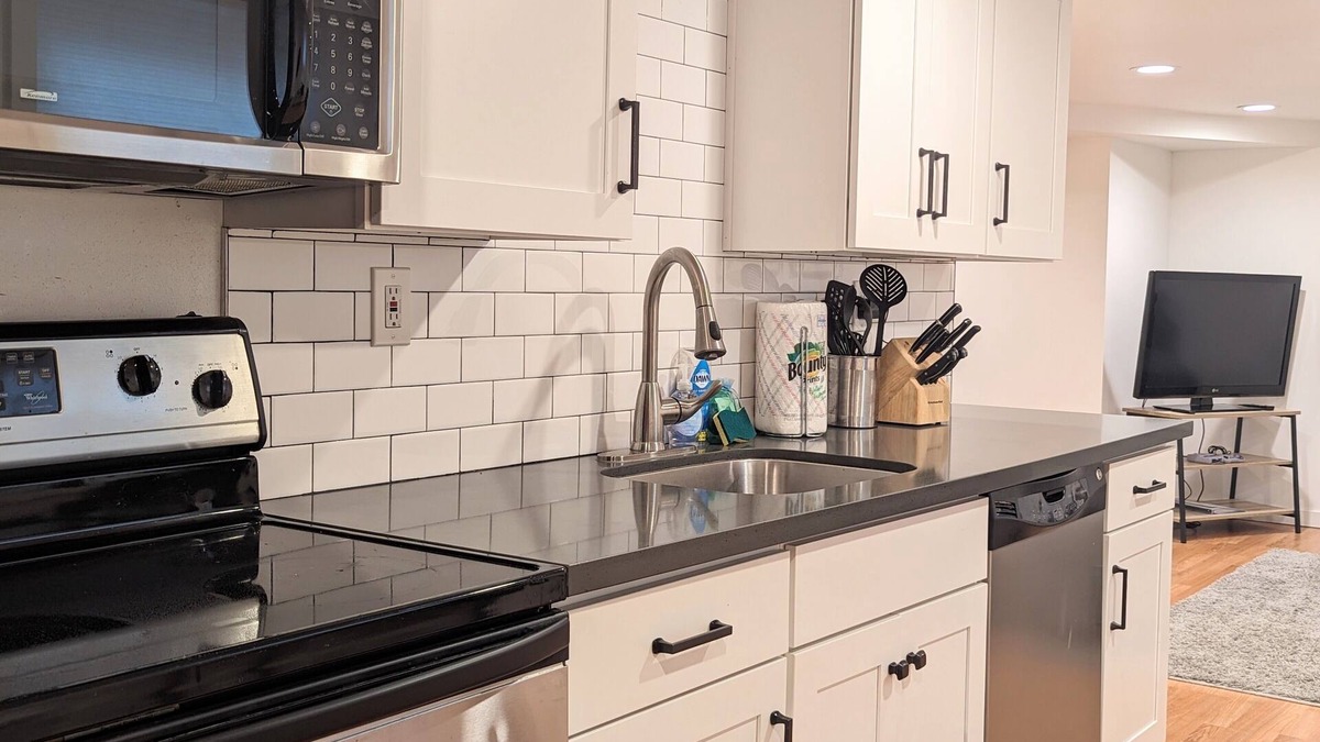 Fremont Apartment | 2BR in heart of Seattle, close to Downtown & UW. Parking on site!