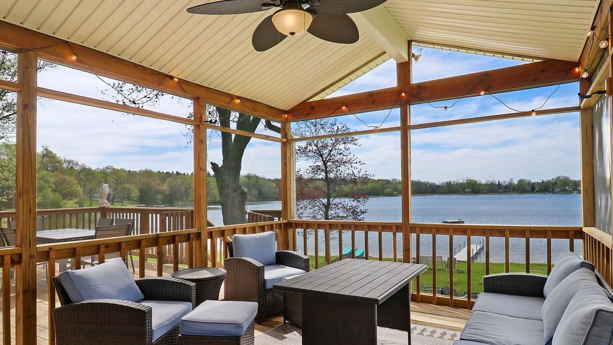 Salem Lakes House | 2BR Lake House - Stunning Views - Lake Toys - Screen Room - K Bed - Dog Friendly