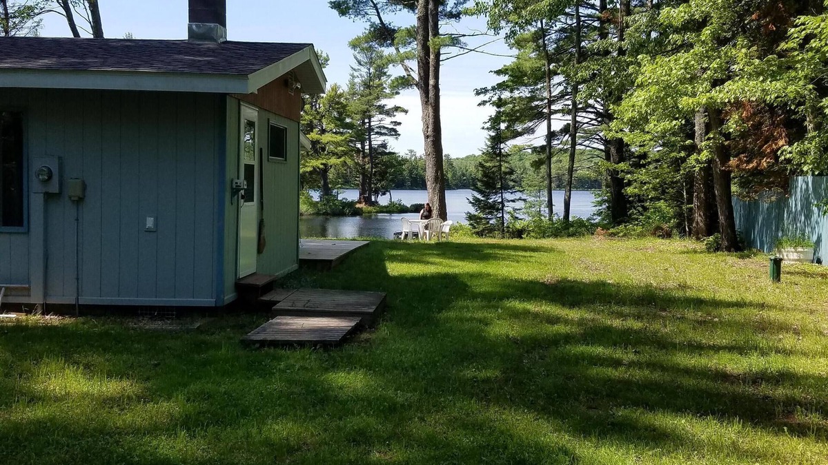 Toivola House | 2BR Lakefront, Canoe, Kayaks, Fishing, Firepit, SXS Snowmobile Trails & Wifi