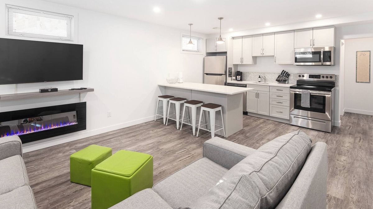 Saskatoon House | 2BR Lower Suite near Broadway w/Fireplace