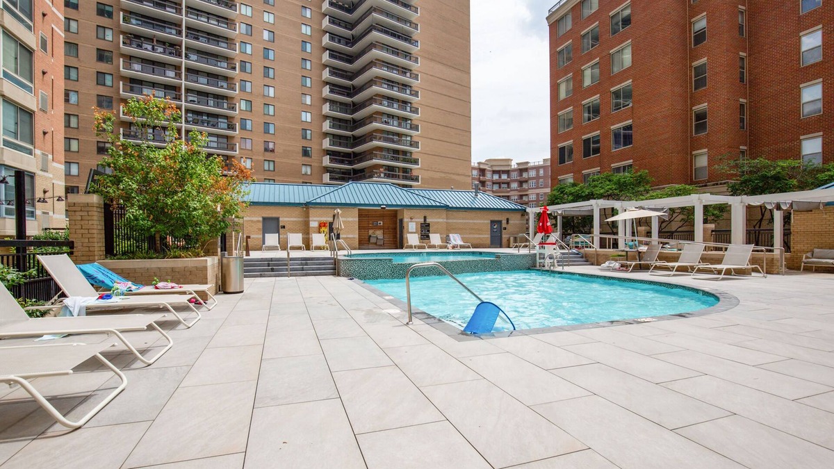 Ballston Apartment | 2BR Luxury City Suite With Gym & Pool