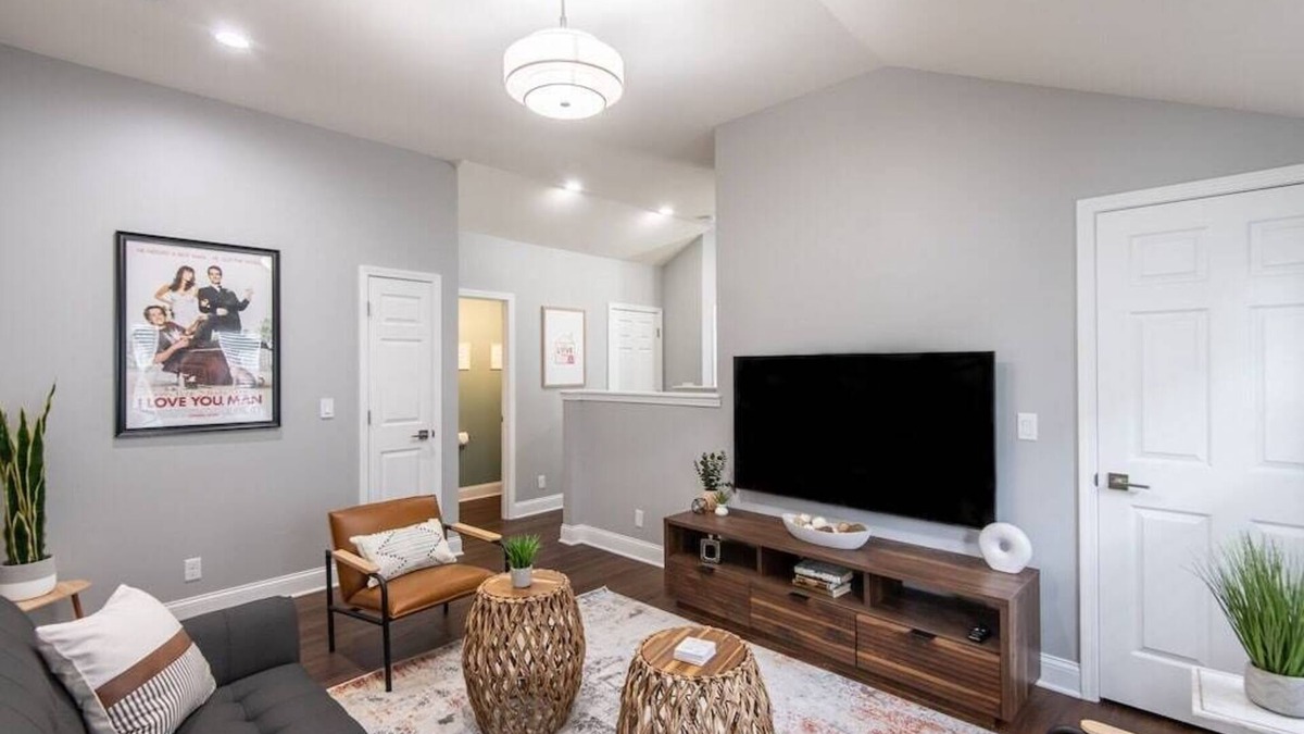 Lower East Side Apartment | 2BR Modern Luxe Unit, Prime East Side Location
