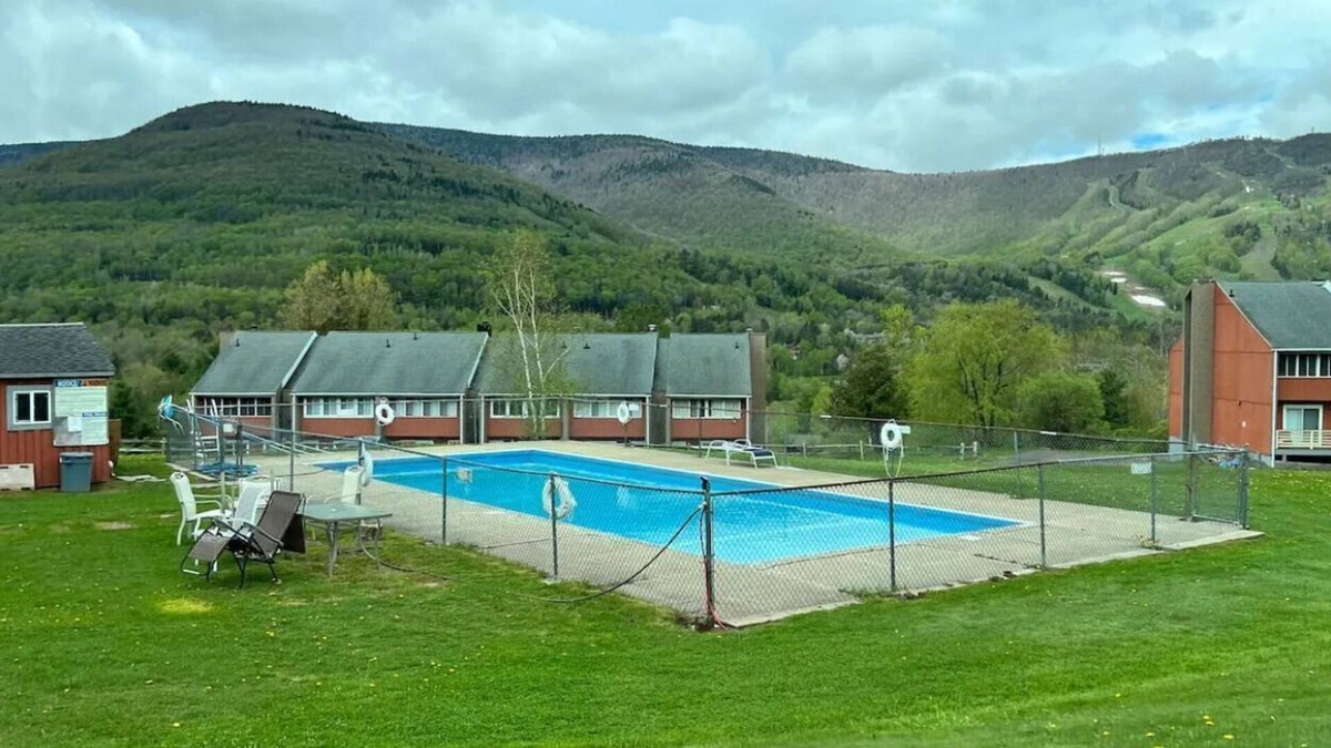 Hunter House | 2BR Mountain View Home with Pool & 3 mins to Ski Slopes