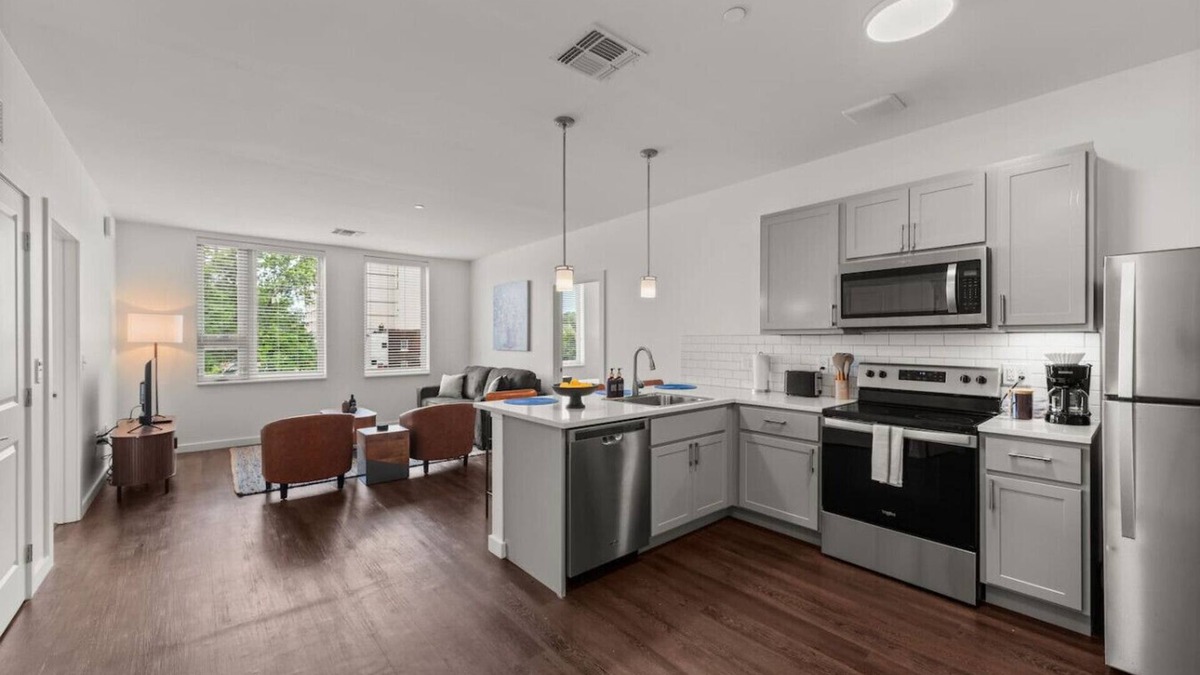 Hough Apartment | 2BR Near Clinic, Case Western & Museums