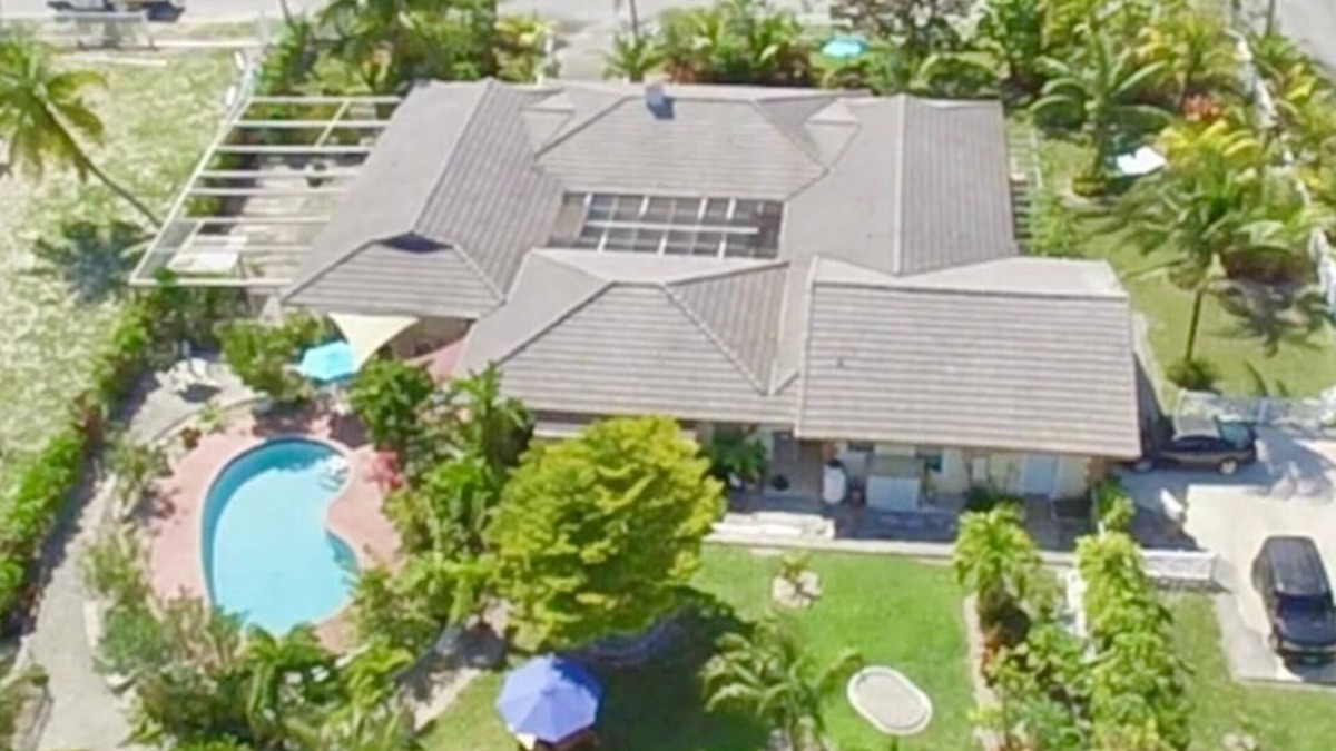 Windsor Park Villa | 2Br near Coral Beach- Coconut Villa, hear the waves and relax!