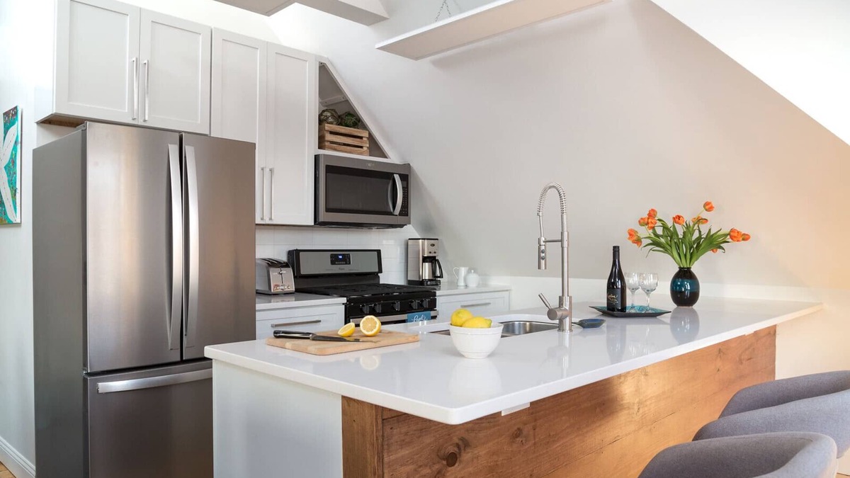 Historic Hill Apartment | 2BR, Newport Escape, A/C, WiFi, Parking, Fireplace, 2 Blocks to Thames, Views